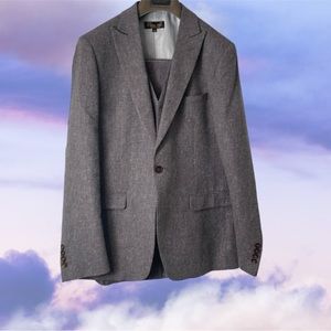 Brand new Portfolio Italian suit 4 piece(pants,vest,jacket and tie